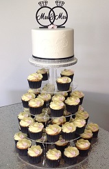 Black & white wedding with cupcakes